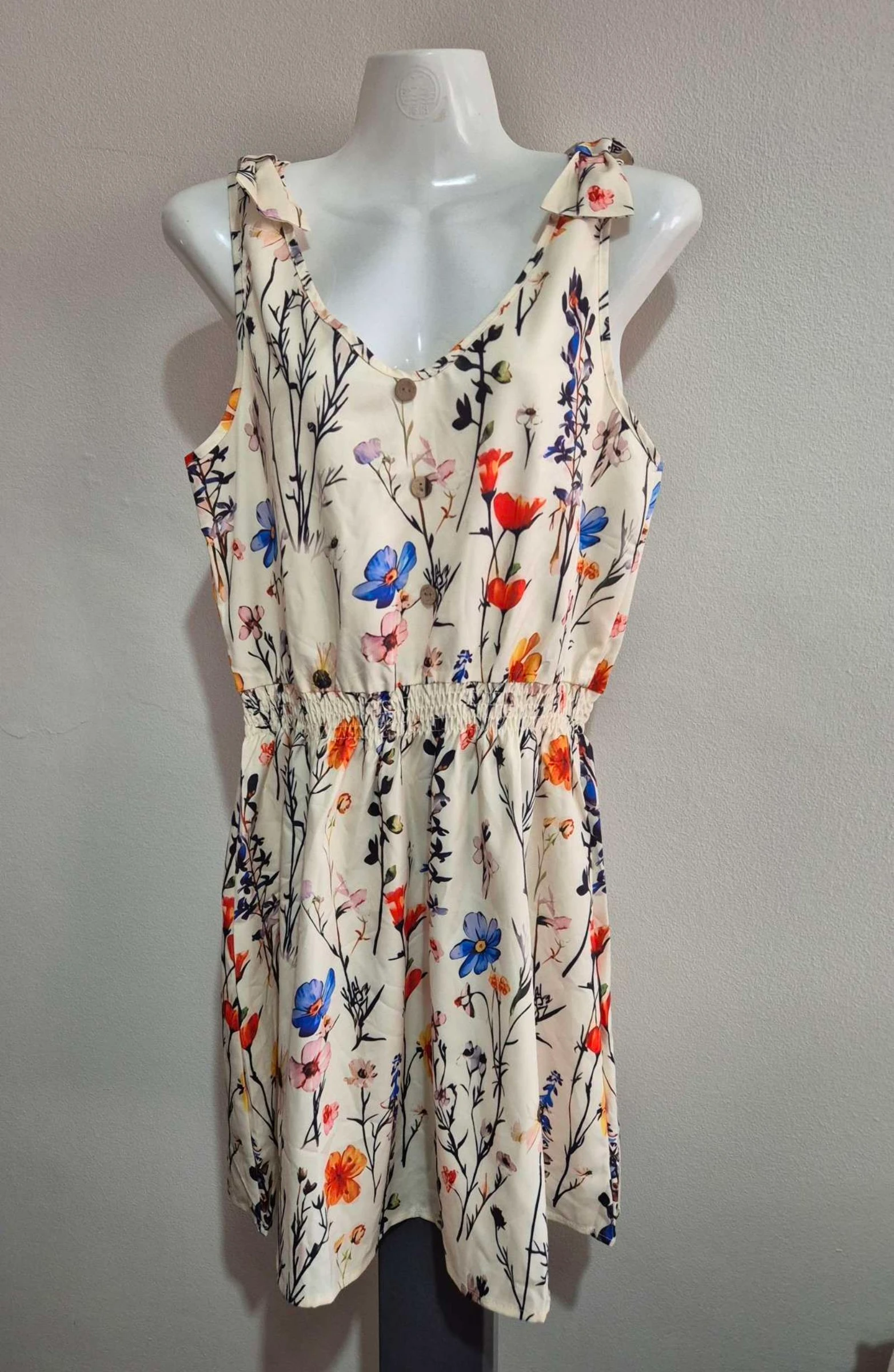 Vestido cor baunilha com padrão floral